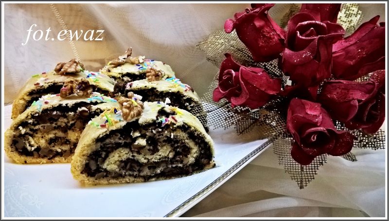 Strucla makowa z orzechami i daktylami Strucla makowa z orzechami i daktylami