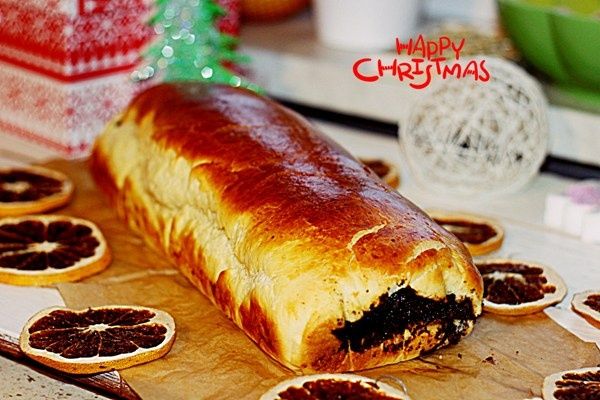 Strucla z makiem i bakaliami Strucla z makiem i bakaliami