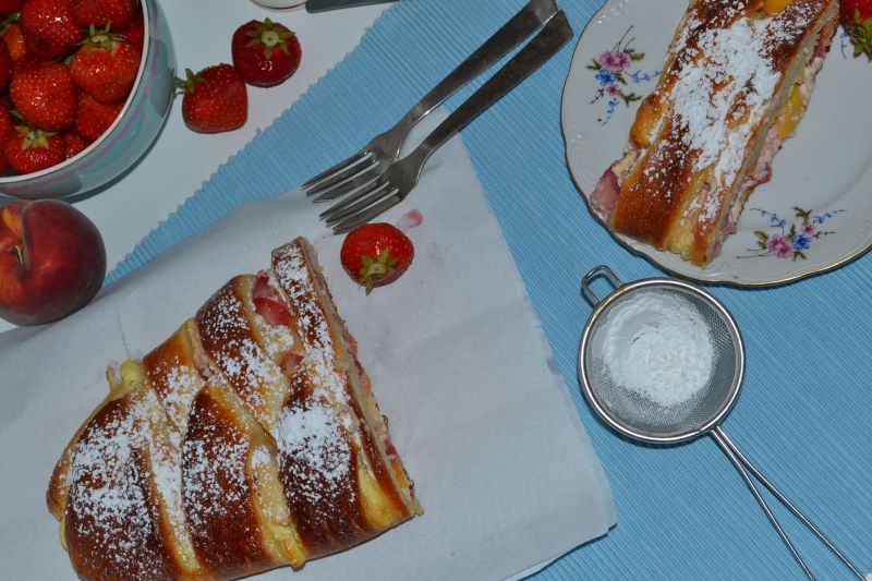 Strucla z serem, truskawkami i brzoskwiniami 