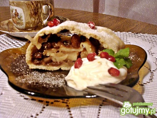 Strudel z jabłkami i rumem