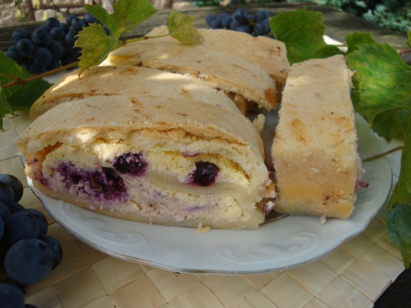 Strudel z winogronem