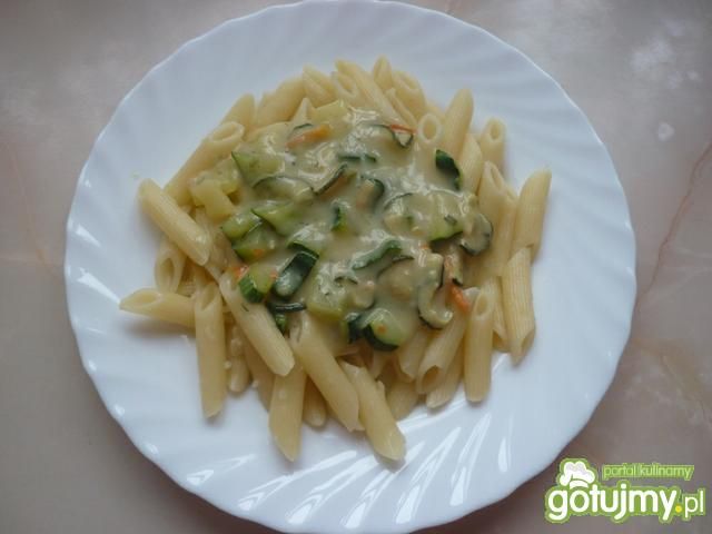 Studencki makaron z sosem 