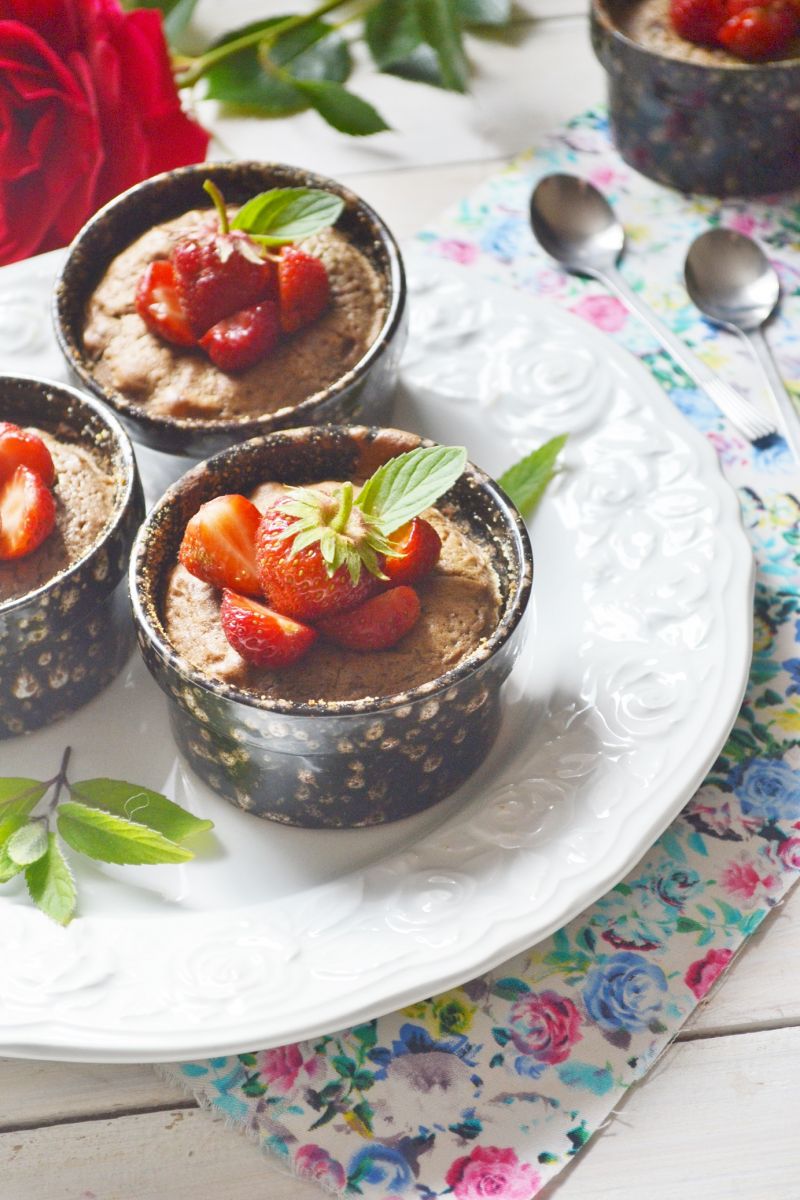 Suflet czekoladowy z truskawkami Suflet czekoladowy z truskawkami