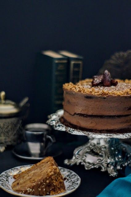 Sułtański tort daktylowy z kremem tahini 