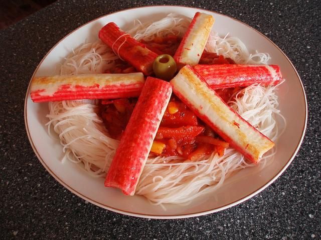 Surimi w Sosie Ostro-Kwaśnym z Makaronem Surimi w Sosie Ostro-Kwaśnym z Makaronem