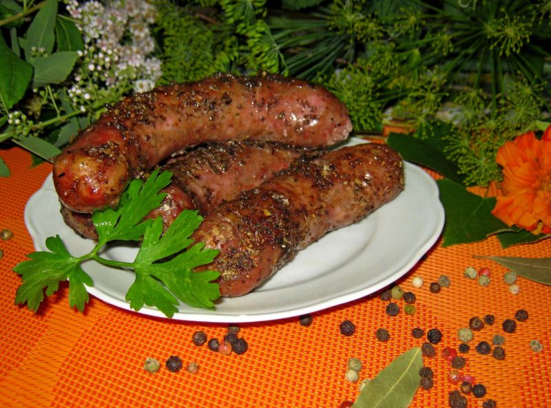 Surowa kiełbasa zapiekana