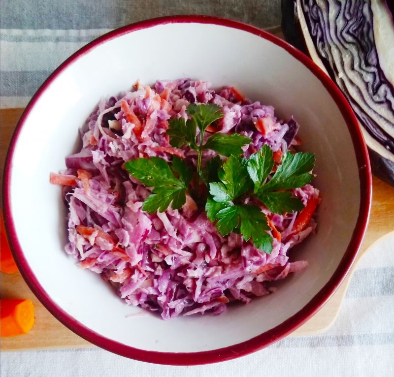 Surówka Coleslaw z białej i czerwonej kapusty.