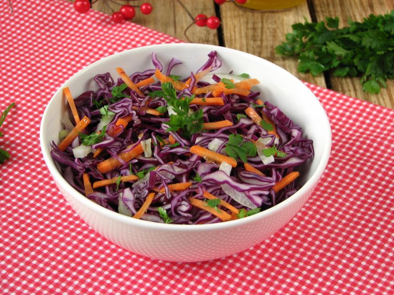 Surówka colesław z marchewką i cebulką Surówka colesław z marchewką i cebulką