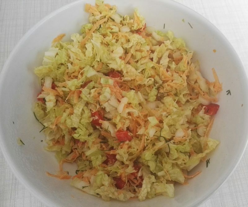 Surówka do obiadu z kapustą pekińską i marchewką Surówka do obiadu z kapustą pekińską i marchewką