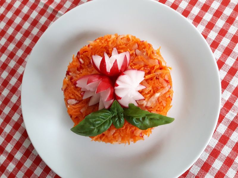 Surówka do obiadu z marchewki i rzodkiewki Surówka do obiadu z marchewki i rzodkiewki