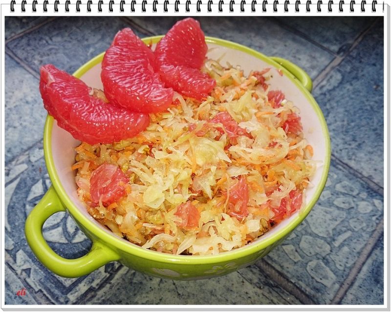 Surówka Eli z kapusty kiszonej z grejfrutem Surówka Eli z kapusty kiszonej z grejfrutem