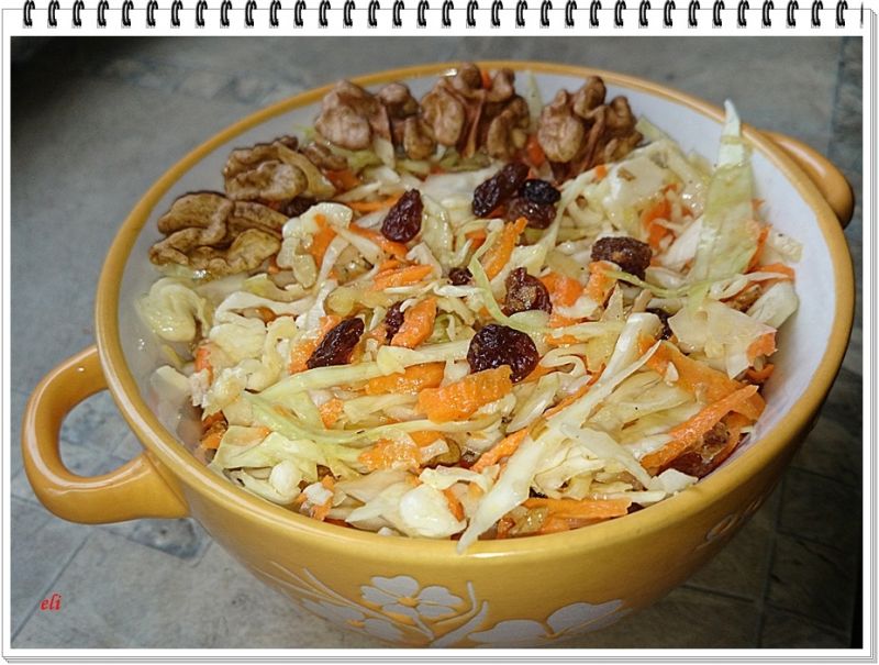 Surówka Eli z kapusty z rodzynkami i orzechami Surówka Eli z kapusty z rodzynkami i orzechami