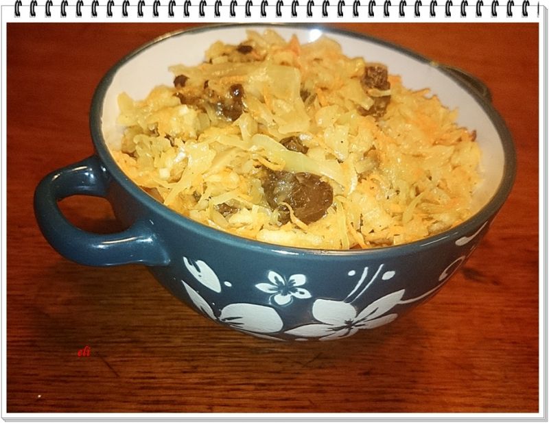 Surówka Eli z kiszonej kapusty ze śliwkami