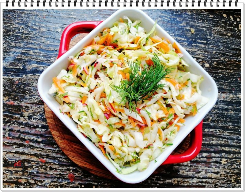 Surówka Eli z młodej kapusty z rzodkiewką