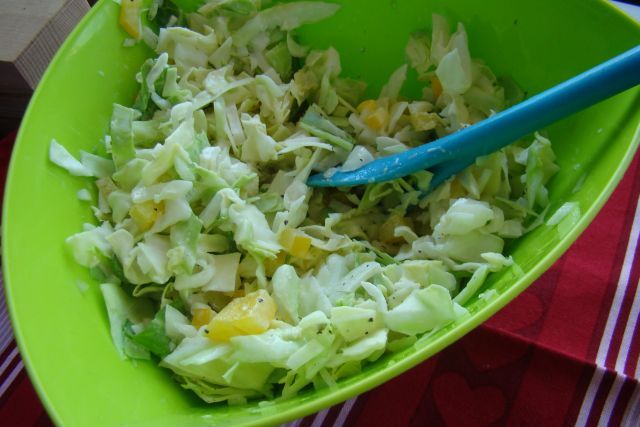 Surówka grillowa z młodej kapusty