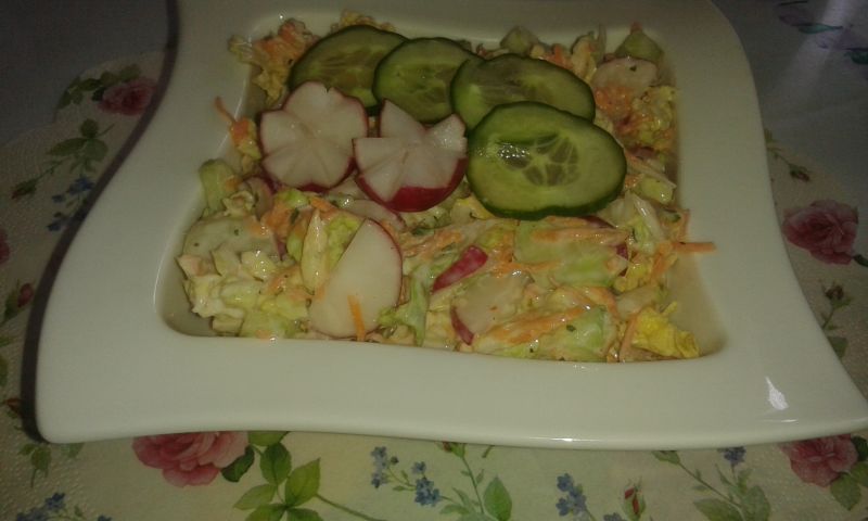 Surówka jarzynowa w sosie jogurtowym