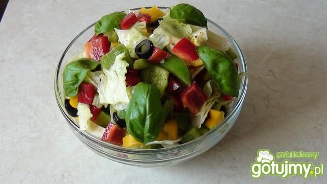 Surówka jesienna z czarnymi oliwkami . Surówka jesienna z czarnymi oliwkami .