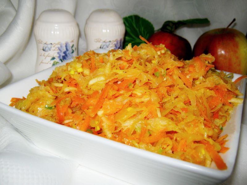 Surówka kapuściana marchewką i jabłkiem