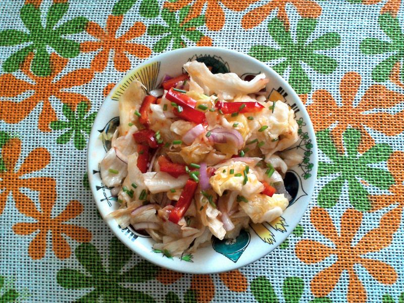 Surówka lodowa z papryką i czerwoną cebulą 