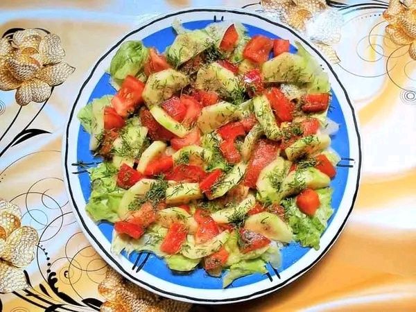 Surówka lodowa z pomidorem malinowym