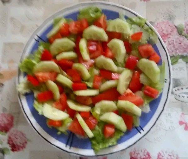 Surówka lodowa z pomidorem malinowym
