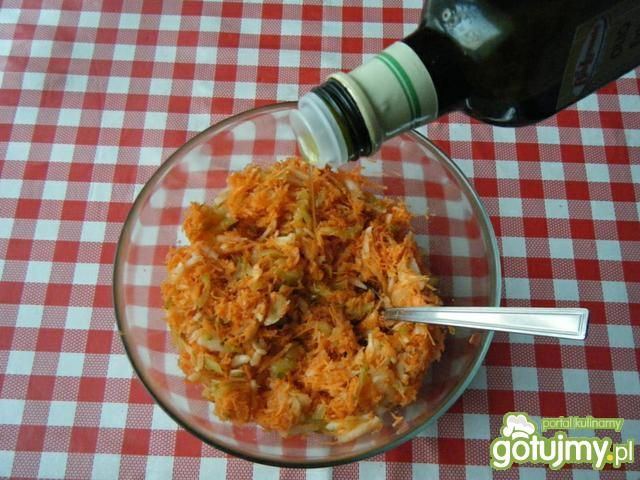 Surówka marchewki, jabłka i chrzanu Surówka marchewki, jabłka i chrzanu