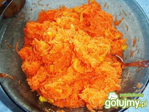 Surówka marchewkowa z brzoskwiniami.