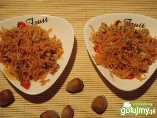 Surówka marchewkowa z orzechami Surówka marchewkowa z orzechami