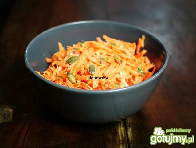 Surówka marchewkowa z pestkami dyni Surówka marchewkowa z pestkami dyni