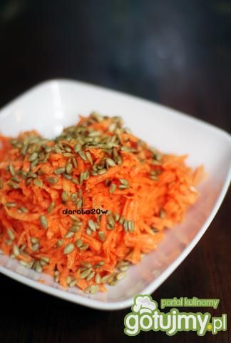 Surówka marchewkowa z prażonym słoneczni