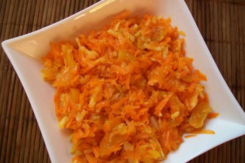 Surówka marchewkowo-jabłkowa z morelami Surówka marchewkowo-jabłkowa z morelami