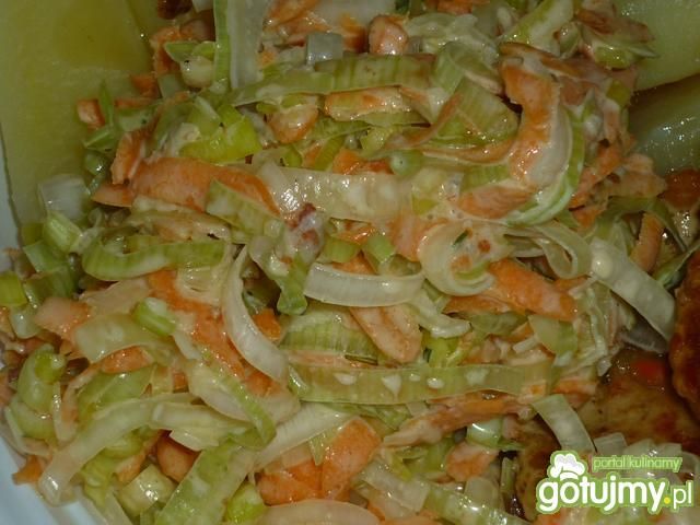 Surówka marchewkowo-porowa z czosnkiem