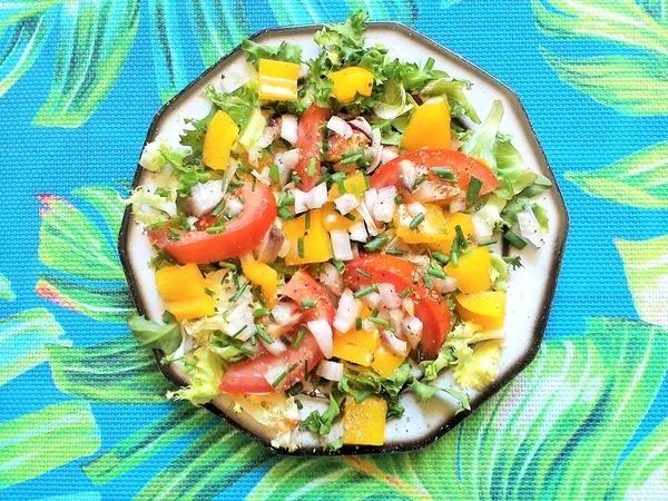 Surówka mix z zieloną papryką, pomidorem i dymką