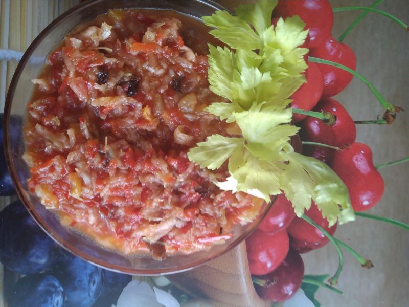 Surówka młodości z suszonymi owocami.