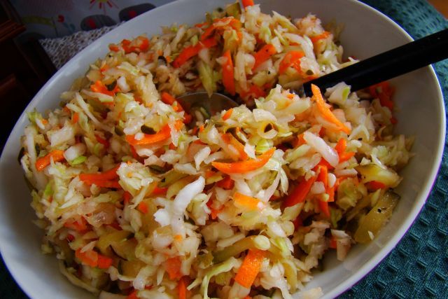 Surówka obiadowa z białej kapusty