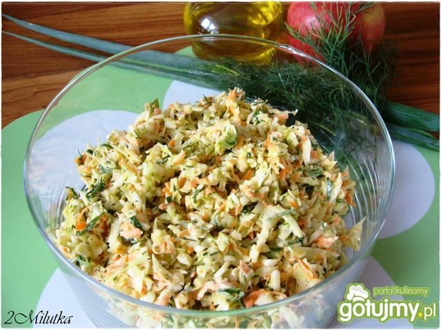 Surówka obiadowa z młodej kapusty