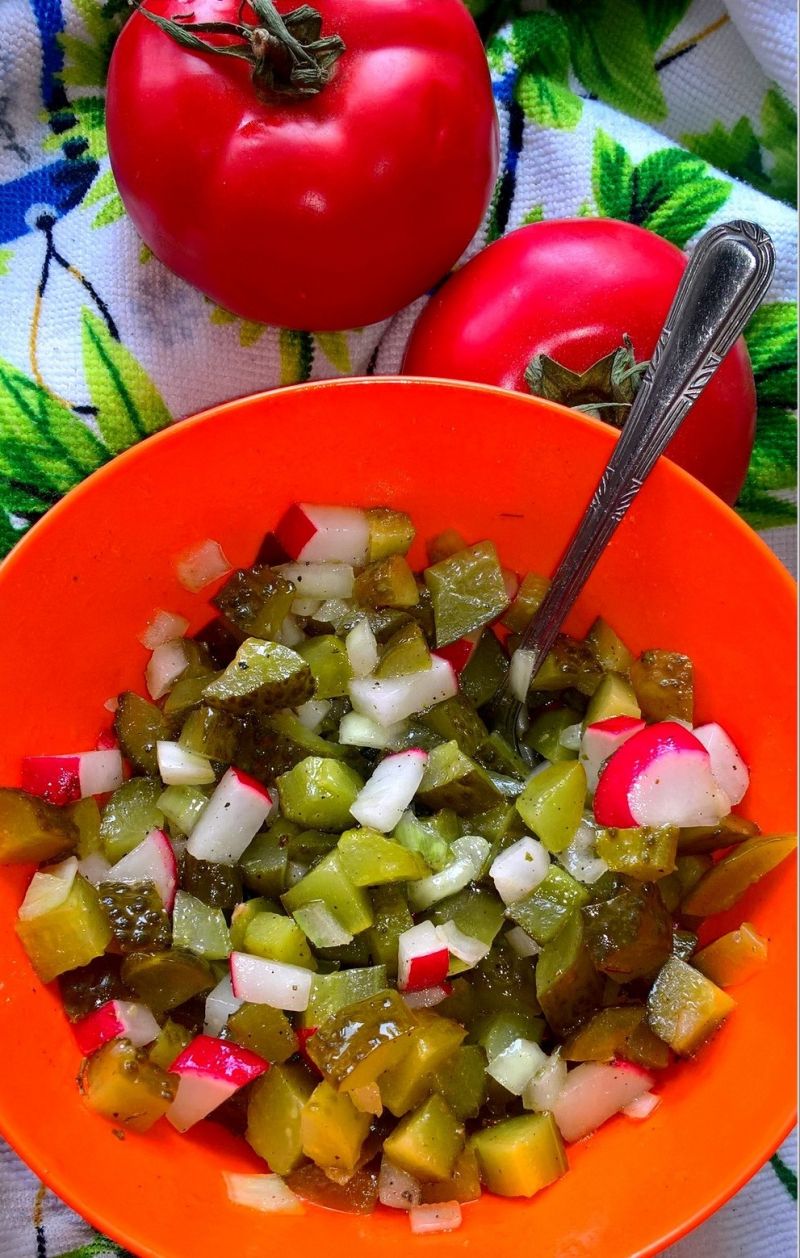 Surówka obiadowa z ogórka kwaszonego i rzodkiewki