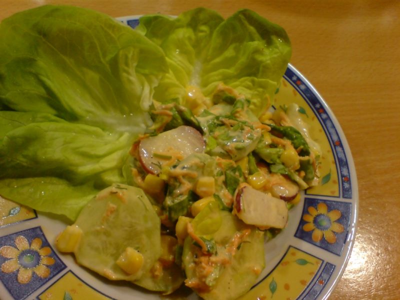 Surówka obiadowa z ogórkiem i marchewką Surówka obiadowa z ogórkiem i marchewką