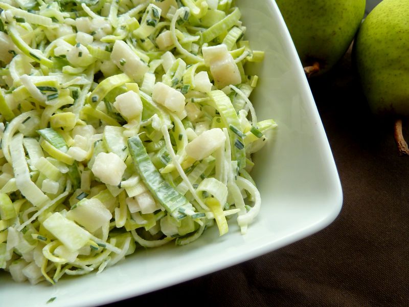 Surówka obiadowa z pora z gruszką i ogórkiem Surówka obiadowa z pora z gruszką i ogórkiem