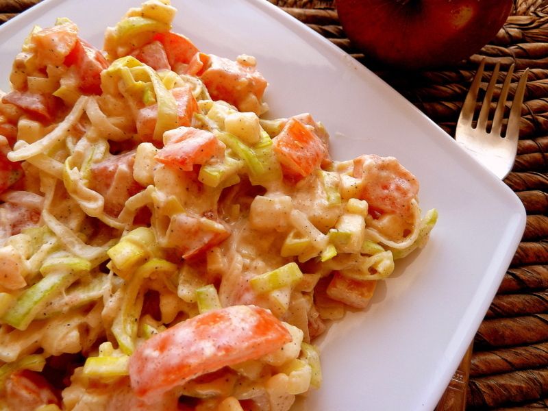 Surówka obiadowa z porem, jabłkami i pomidorami Surówka obiadowa z porem, jabłkami i pomidorami