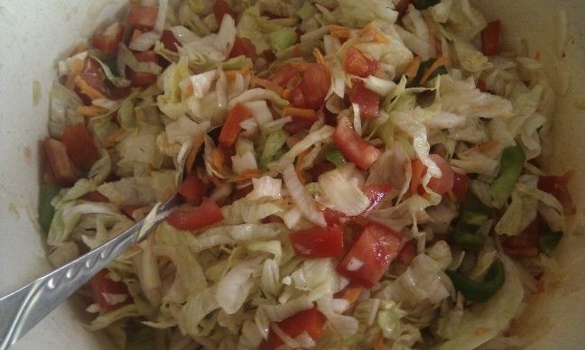 Surówka obiadowa z sałaty lodowej Surówka obiadowa z sałaty lodowej