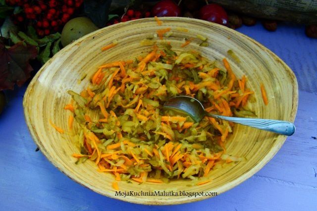 Surówka ogórkowa z marchewką  Surówka ogórkowa z marchewką