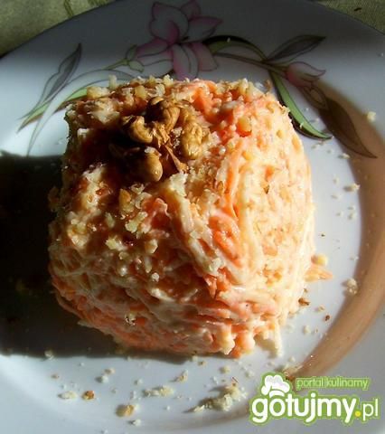 Surówka selerowo-marchewkowa z orzechami