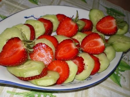 Surówka truskawek i ogórka Surówka truskawek i ogórka
