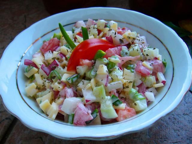 Surówka wiosenna z serem żółtym