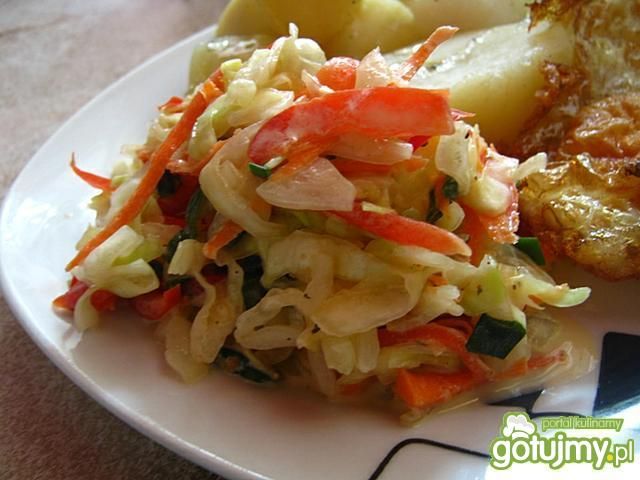 Surówka z białej kapusty.  Surówka z białej kapusty.