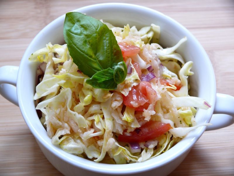 Surówka z białej kapusty