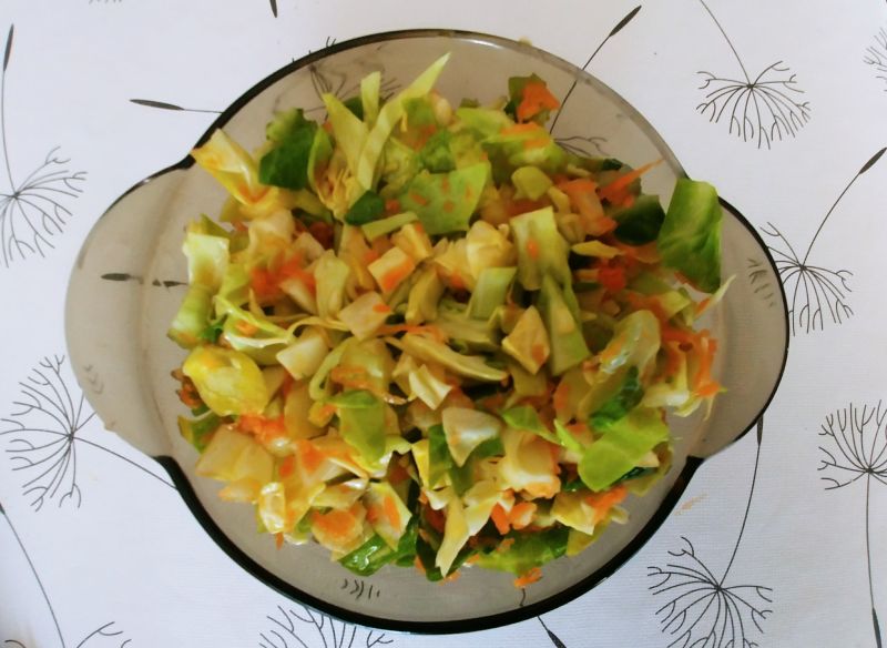 Surówka z białej kapusty