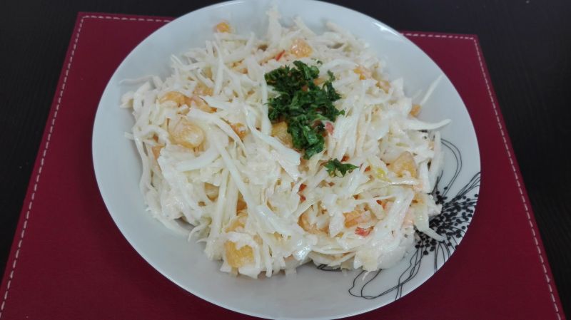 Surówka z białej kapusty i brzoskwiń