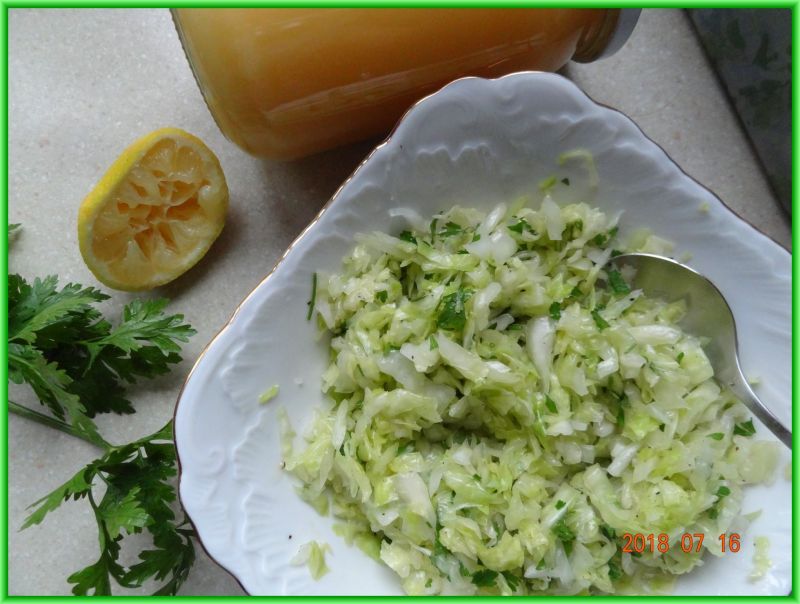 Surówka z białej kapusty i cebuli